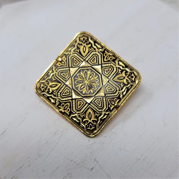 Vintage Gold tone Detailed Design Square Pin Brooch - Picture 5 of 6